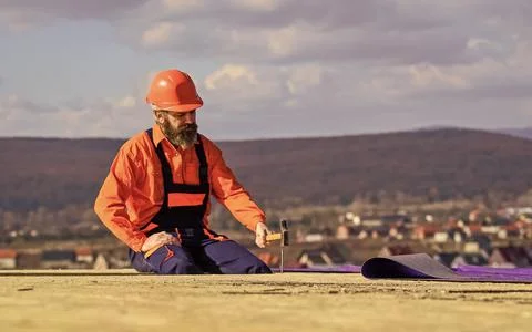 Flat roof installation. Roofer constructing new roof. Estimate materials 스톡 사진