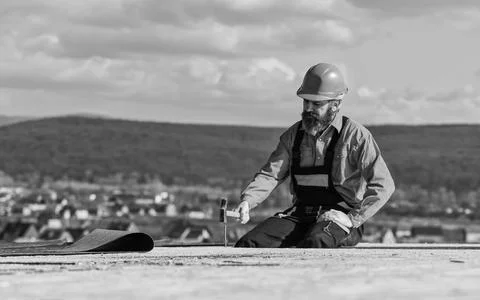 Flat roof installation. Roofer constructing new roof. Estimate materials 스톡 사진
