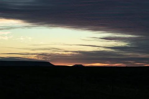 Flat-Topped Ranges Beneath Warm Sky Foto stock
