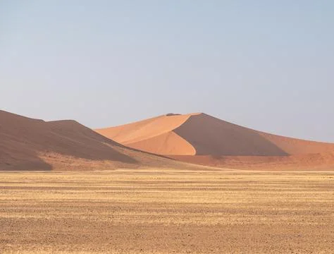 Flat Valley bottom and dunes , Sesriem in the Namib Desert, Namibia Foto stock