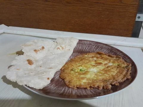 Flatbread paratha with egg omelet fried dishes Foto stock