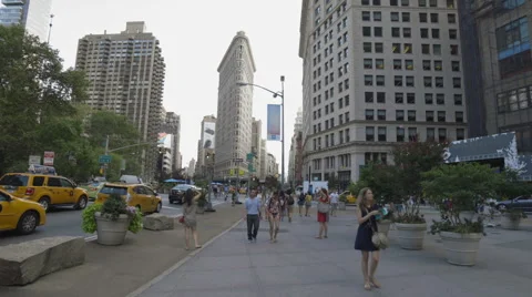 Flatiron Building 5th Ave Landmark Manhattan New York City NYC Tourists Stockbeeldmateriaal 42171657