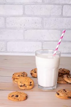 Flatlay an after school snack of chocolate chip cookies and an glass cup of.. 写真素材