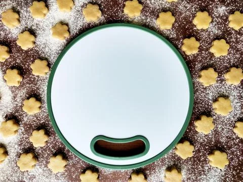 Flatlay baking background with raw coocies srars, flour and white round board Foto stock
