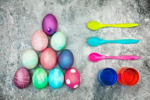 Flatlay, easter egg craft with egg dyes and different colors 库存照片