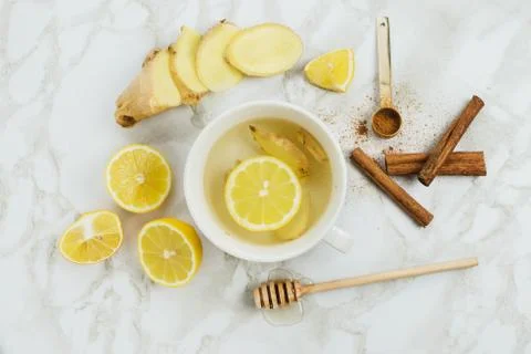 Flatlay of healthy drink with lemon, fresh ginger root, cinnamon sticks and a Foto stock