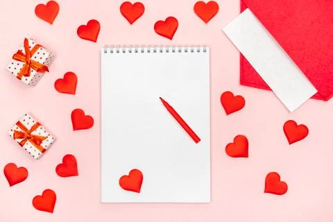 Flatlay notepad mock up with felt-tip pen with a red envelope with hearts and Stock Photos