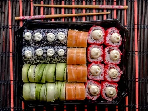 Flatlay photography of roll set on a table with chopsticks for sushi. Home de Stock Photos