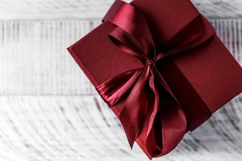 Flatlay red gift box on a wooden background. Copy space. Stock-Fotos