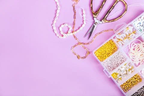 Flatlay of seed beads with tools for making jewelry Foto stock
