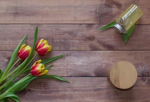 Flatlay Spring Easter bouquet of tulip flowers with cosmetic product 스톡 사진