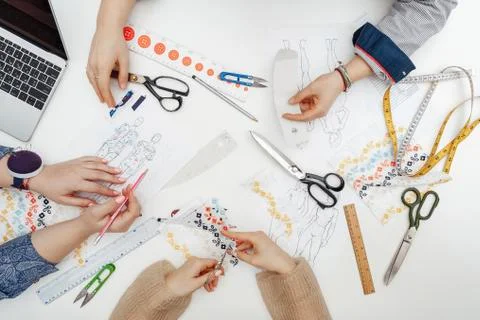 Flatlay at the table with hands and sewing instruments Stockfoto's