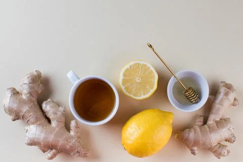 Flatlay tea, lemon and ginger. The concept of autumn warming tea. Copy space. Stock-Fotos