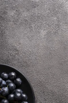 Flatlay texture plate with plums. empty space copy space, gray concrete Foto stock