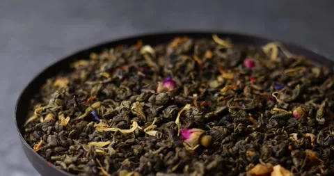 Flavored green tea leaves rotating macro tilt shift video Video stock 321431359
