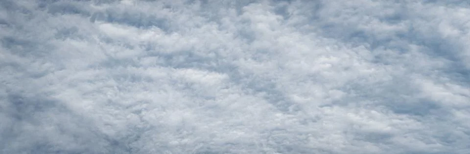 Fleecy clouds texture, cloudy sky background, wide banner size gray cloudscap Stock-Fotos