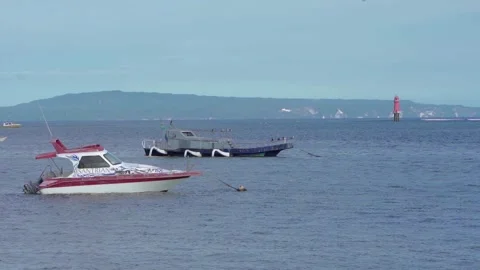 A fleet of various white motorboats speeding across the open ocean Vídeos de archivo 334777210