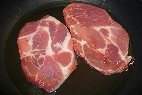  Fleisch als Lebensmittel Schweine Nackensteaks liegen in einer mit Pflanz... Stock Photos