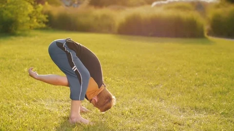 Flexible Man do Yoga Stock Footage 81174849
