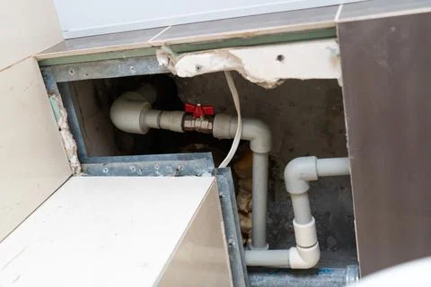 Flexible plastic pipe in the hatch in the ceiling. replacement of the riser and Foto stock