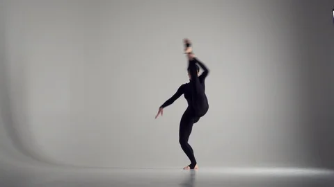 Flexible woman dancing in studio 動画素材 100765051