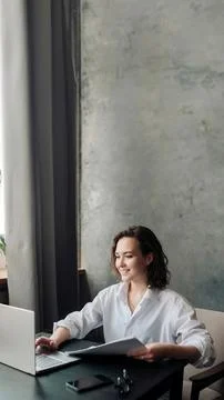 Flexible Work and Study: Young Woman Using Laptop at Office and Student Girl Wor Stock-Fotos