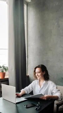 Flexible Work and Study: Young Woman Using Laptop at Office and Student Girl Wor Stock-Fotos