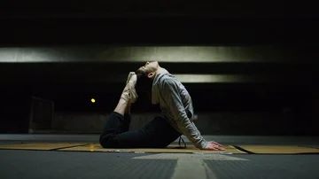 Flexible young ballet dancer stretching in urban environment Video stock 85614457
