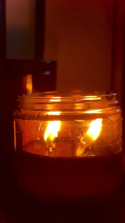 Flickering Candle Flame in Dark Warm Interior Vídeo Stock 341984557