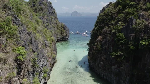 Flies over a big lagoon in El Nido with canoe palawan Stock Footage 273175211