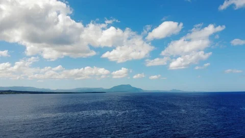 Flies over the ocean waves to the horizon with the island Video stock 101486497