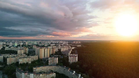 The flight above a city on the sunset background. quadrocopter shot. time lapse Vídeos de archivo 91670174