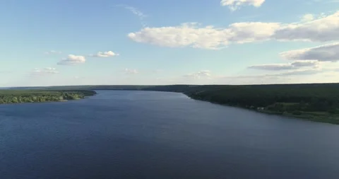 Flight above wide river between green banks Video stock 222965005