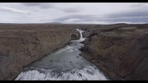 Flight to the Aldeyjarfoss waterfall Video stock 83960419