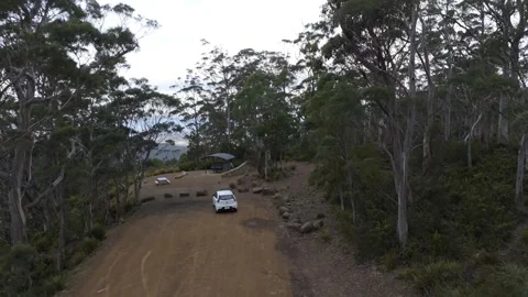 Flight along a dirt forest road to a scenic mountain lookout in Tasmania. Vídeo Stock 332542658