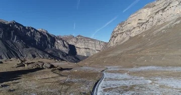 Flight along the mountain road Video stock 85663532