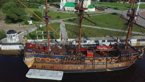 Flight along a three-masted ship Video stock 132660695