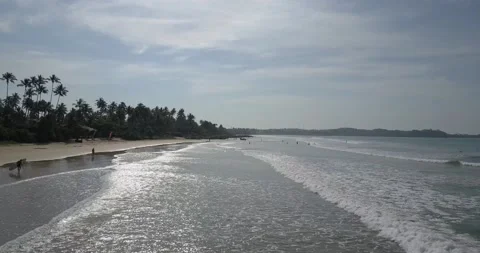 Flight along the waves of the Indian ocean at the sandy Weligama beach Vidéo 200996272