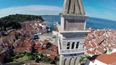 Flight and takeoff over old city Piran, aerial view. Vídeo Stock 40947306