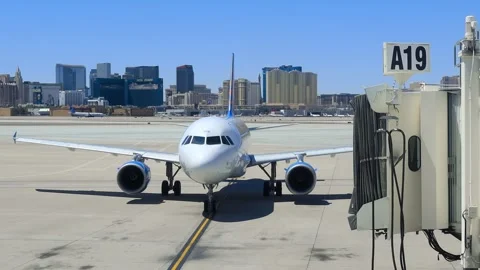 A flight is approaching precisely on the lane to the gate at Las Vegas Airp.. Stock-Footage 322215864