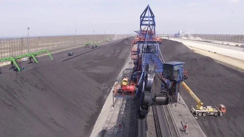 Flight around stacker reclaimer 2 Видео 123700127