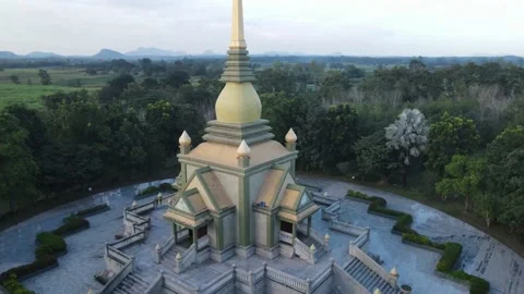 Flight around a temple 库存影片 148283659