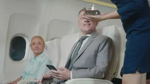 Flight attendant using tablet choose food order with businessman on airplane Vidéo 156835361