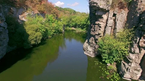 Flight in the autumn canyon Video stock 98702394