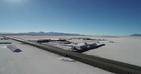 Flight backwards in a magnificent salt flat 動画素材 156195714