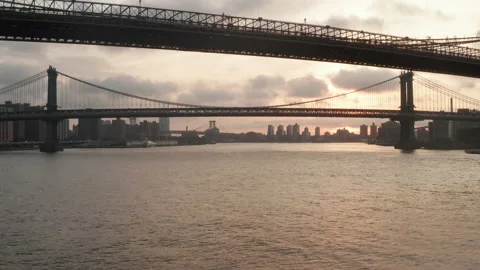 Flight below under Brooklyn Bridge towards Manhattan Bridge at beautiful Scenic Vidéo 147191597