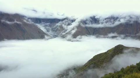 Flight Between Clouds Stockbeeldmateriaal 164552202