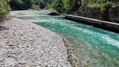 The flight of the camera on the mountain river is green, there are pebbles and 库存影片 256167742