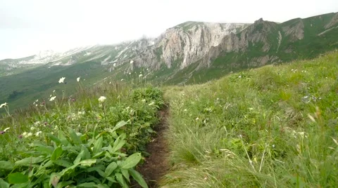 Flight of the Camera Over a Mountain Footpath Towards to a Wide Canyon Video stock 66276148