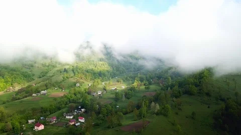 Flight in the clouds in mountains Video stock 121578516